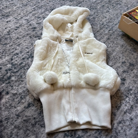 White Faux Fur Hooded Vest - Picture 4 of 4